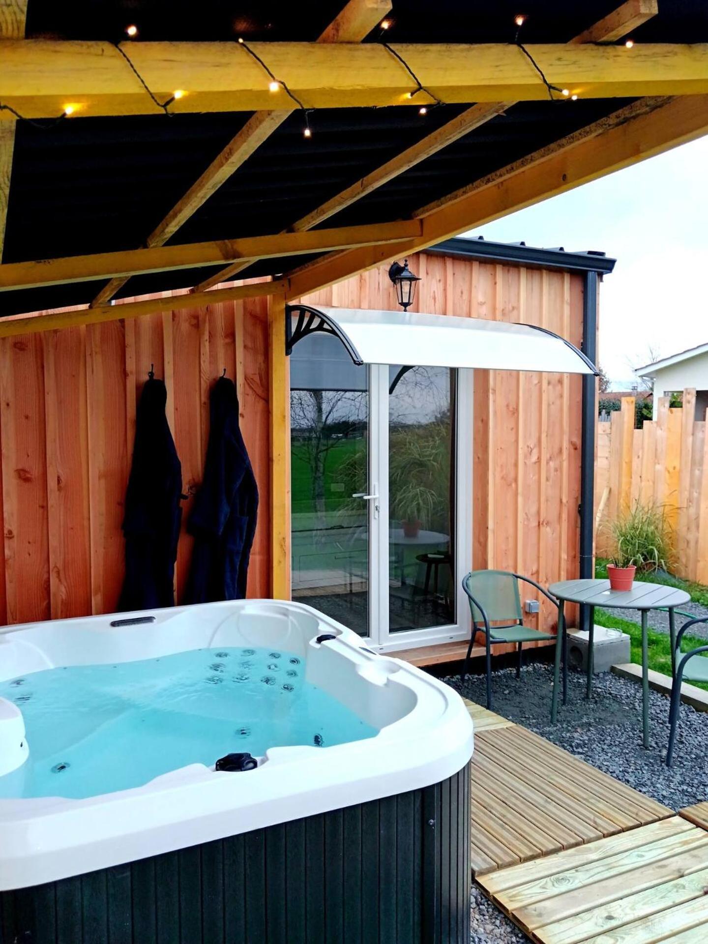 Chalet Cosy Avec Option Jacuzzi Saint-Genes-de-Fronsac Kültér fotó